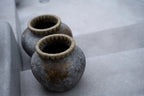 Deko-Vase aus grau getönter Terrakotta mit Raffia-Geflecht – H27 cm