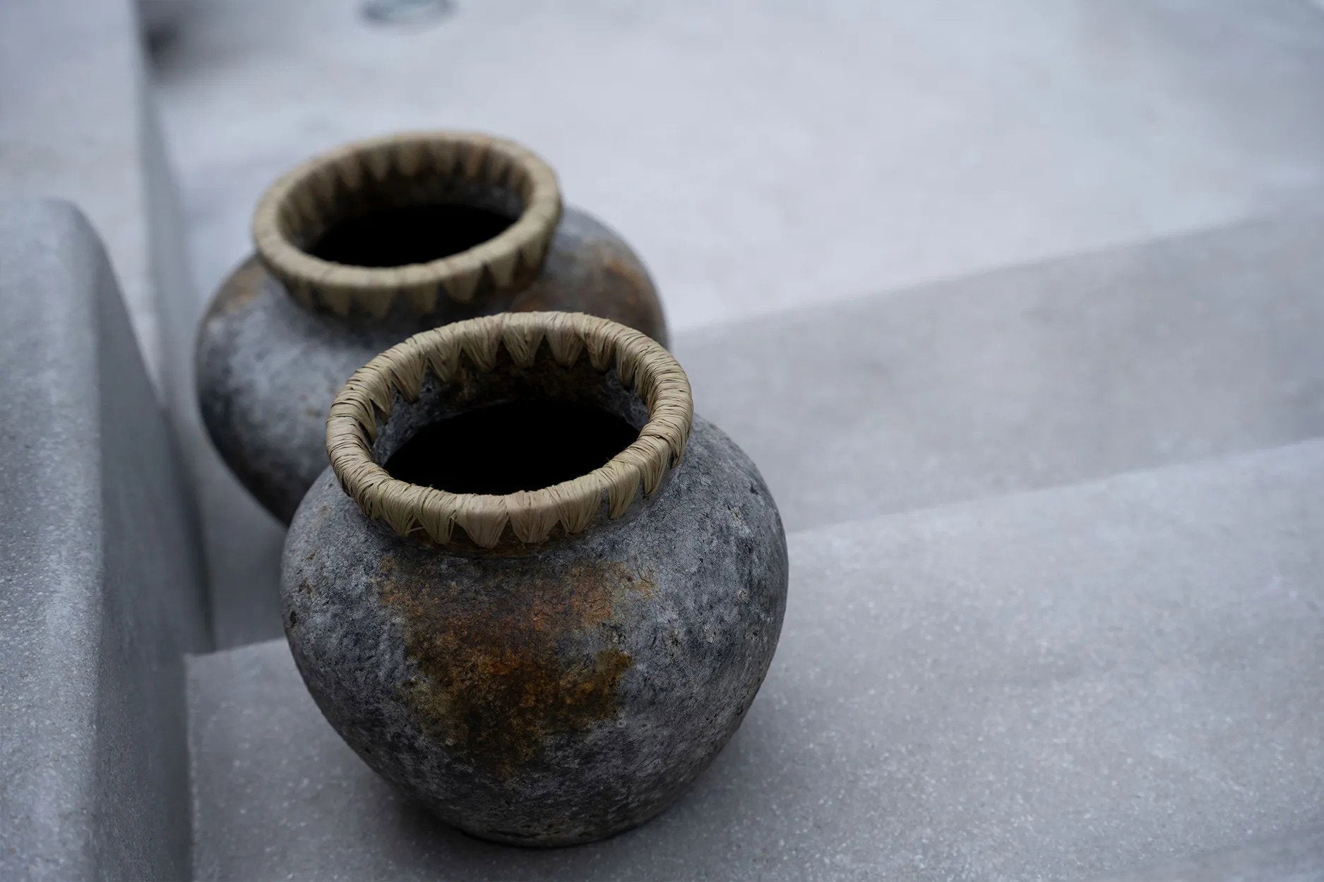 Deko-Vase aus grau getönter Terrakotta mit Raffia-Geflecht – H27 cm