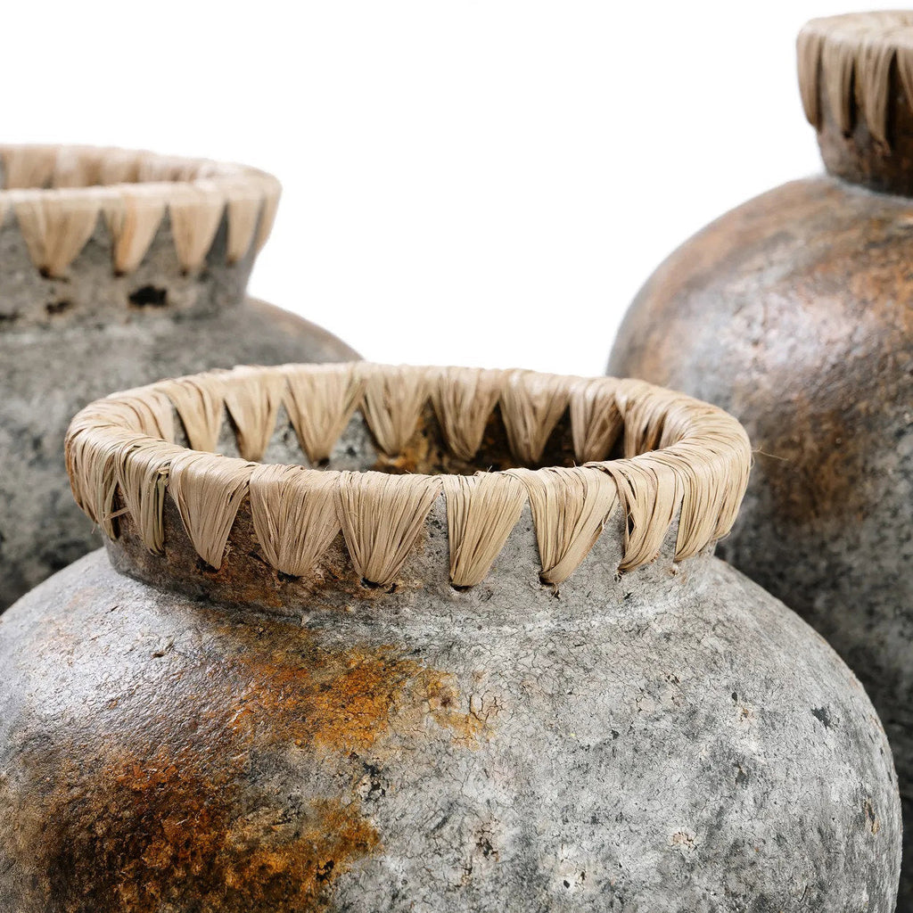 Terrakotta-Vase in Antikgrau mit Raffia-Rand 19 cm