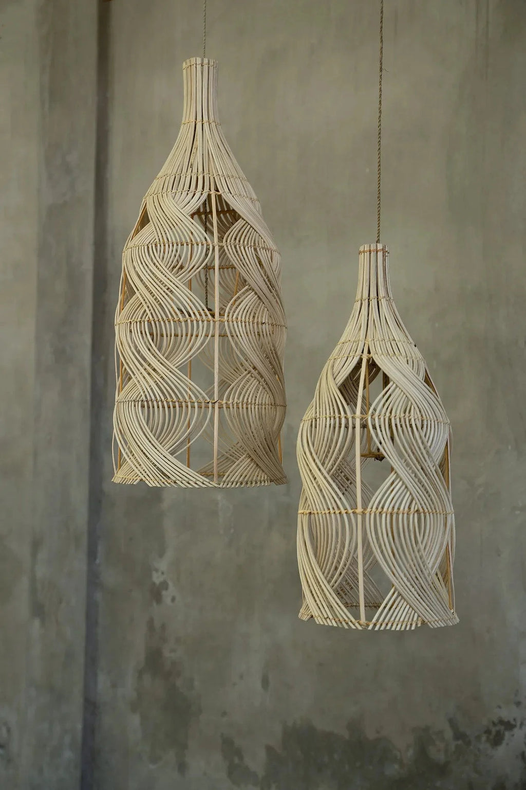 Hängeleuchte aus Rattan Natur in geschwungener Flaschenform – H55 cm