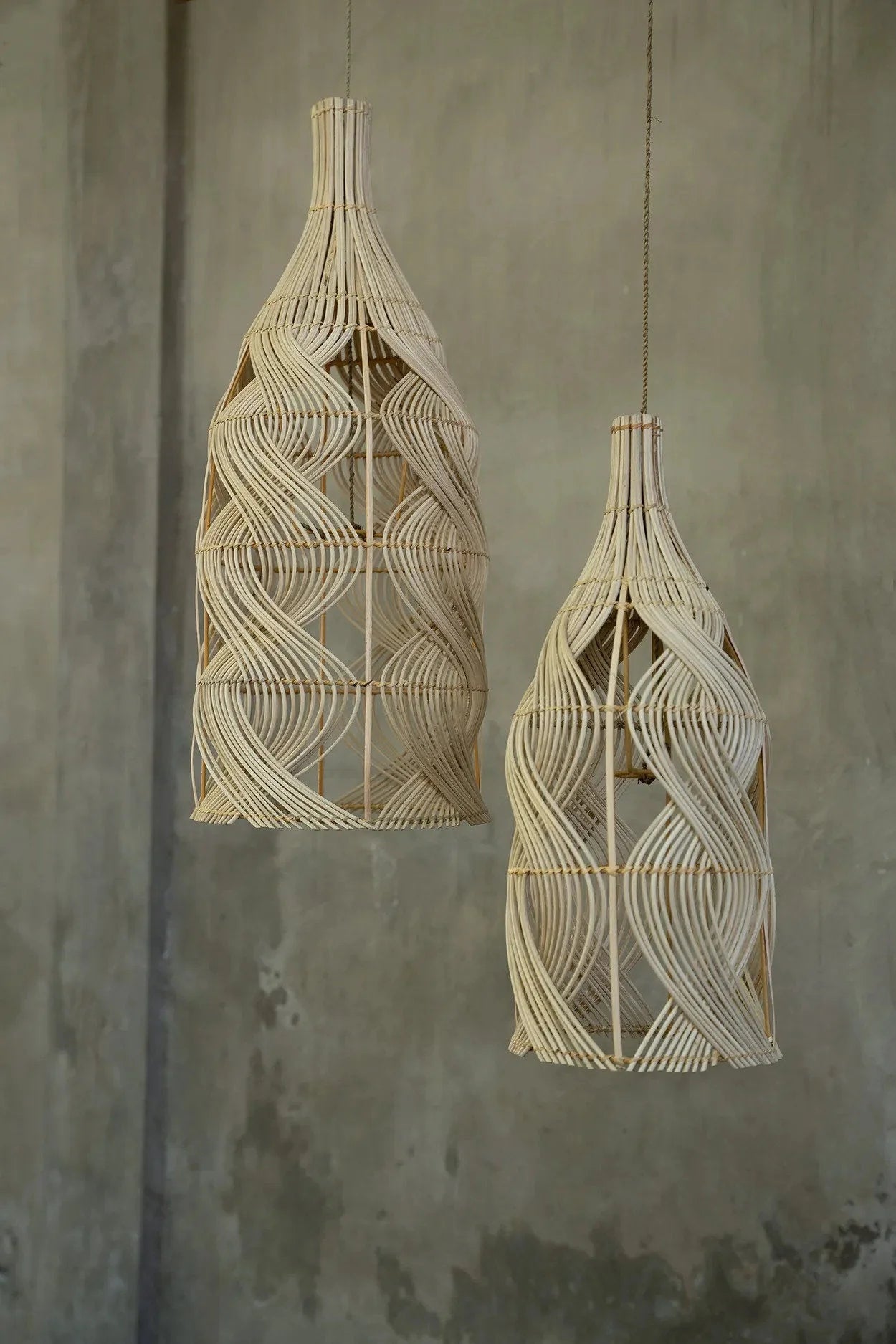 Hängeleuchte aus Rattan Natur in geschwungener Flaschenform – H55 cm