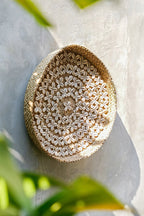 Runde Wanddeko aus geflochtenen Muscheln – Naturweiß – Ø42 cm