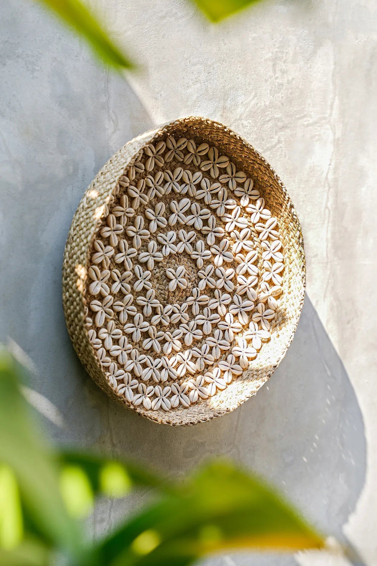 Runde Wanddeko aus geflochtenen Muscheln – Naturweiß – Ø42 cm