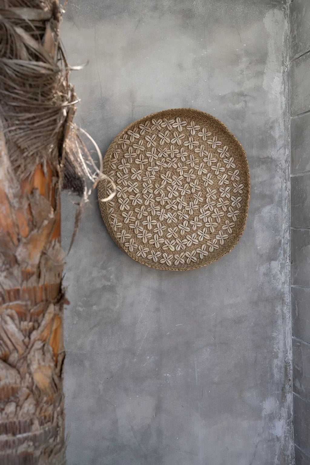 Runde Wanddeko aus geflochtenen Muscheln – Naturweiß – Ø42 cm