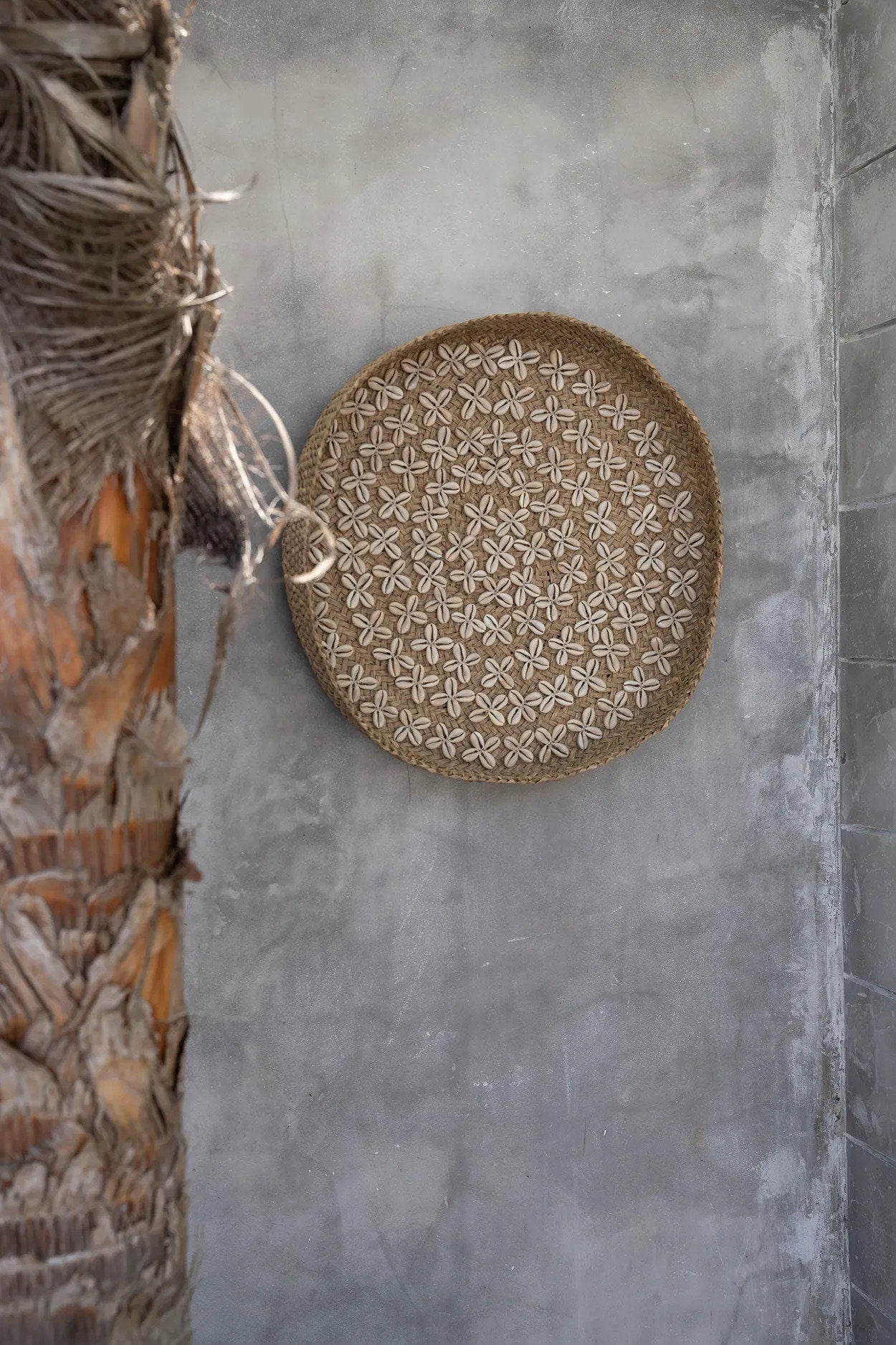 Runde Wanddeko aus geflochtenen Muscheln – Naturweiß – Ø42 cm