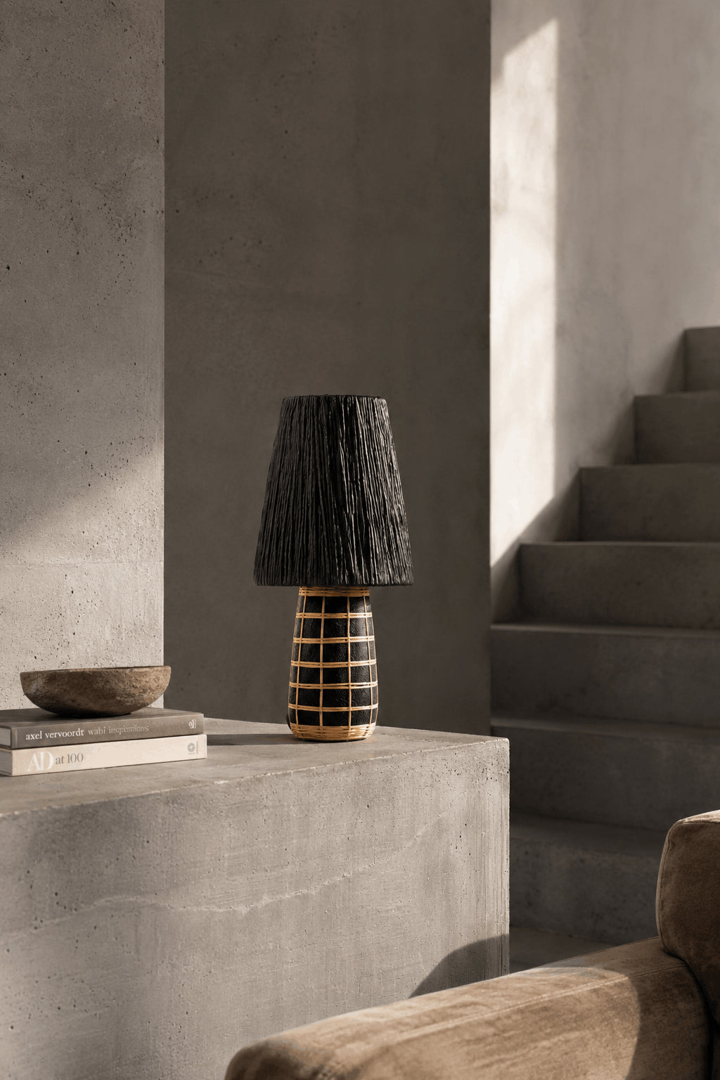 Tischlampe aus Terrakotta und strukturiertem Rattan in Schwarz – H56 cm