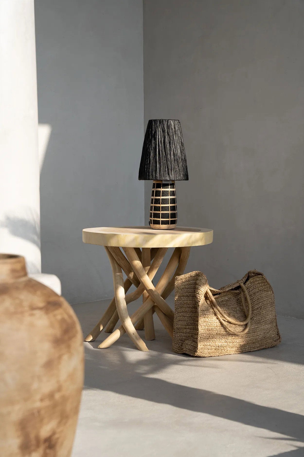 Tischlampe aus Terrakotta und strukturiertem Rattan in Schwarz – H56 cm