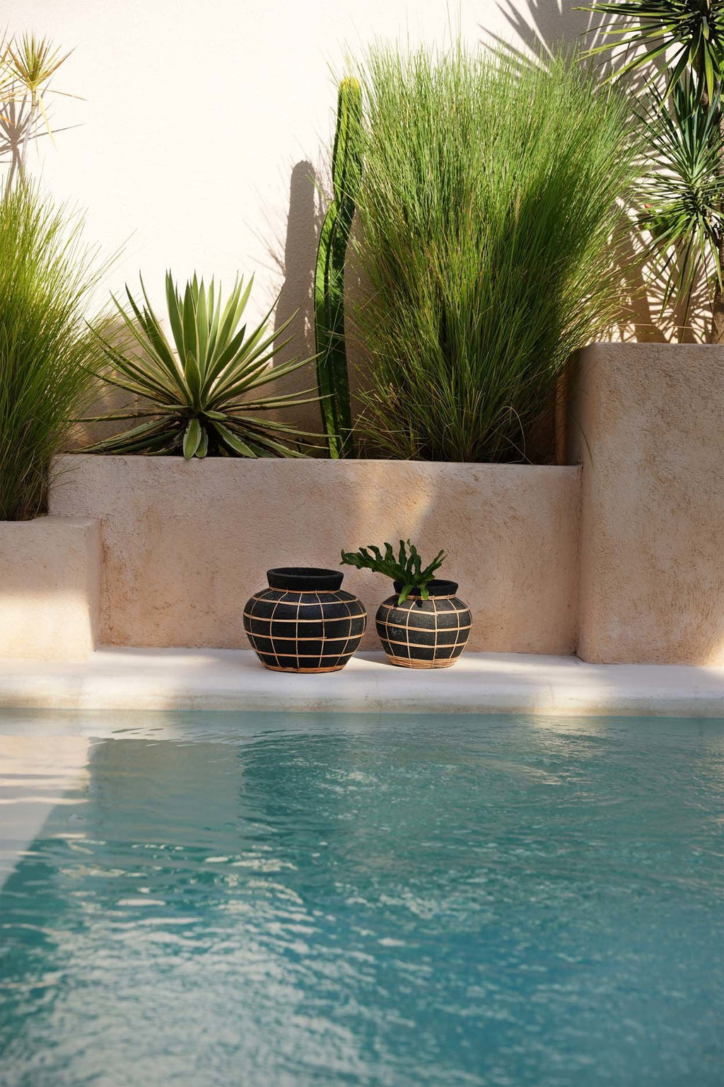 Runde Vase aus Terrakotta und Rattan in Schwarz Natur 33 cm