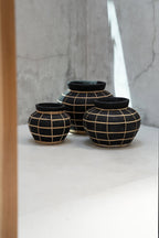Runde Vase aus Terrakotta und Rattan in Schwarz Natur 33 cm