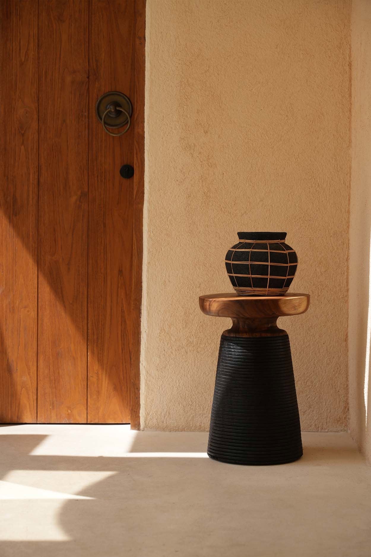 Runde Vase aus Terrakotta in Schwarz mit Rattan-Detail – H23 cm