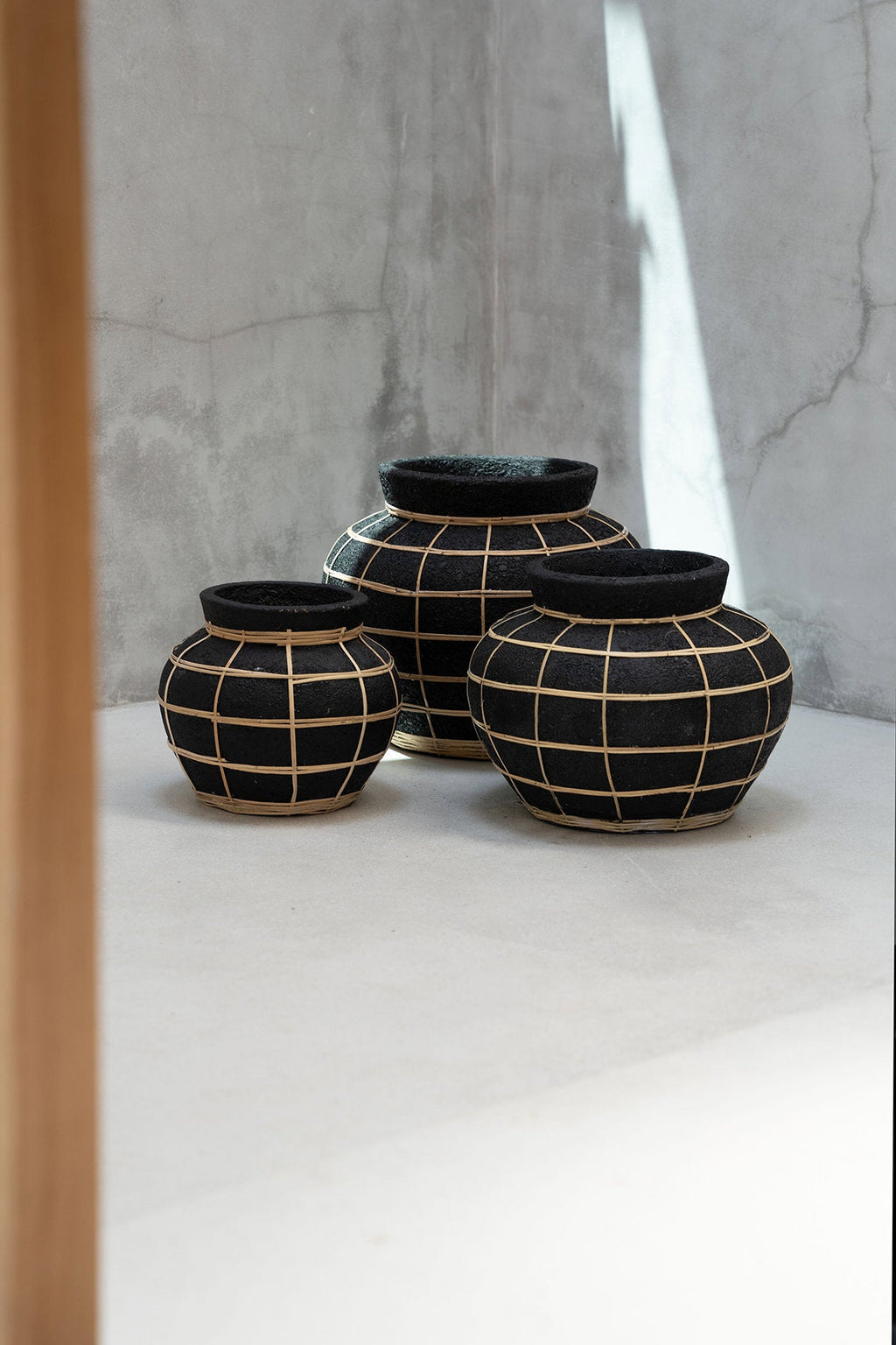 Runde Vase aus Terrakotta und Rattan in Schwarz Natur 19 cm