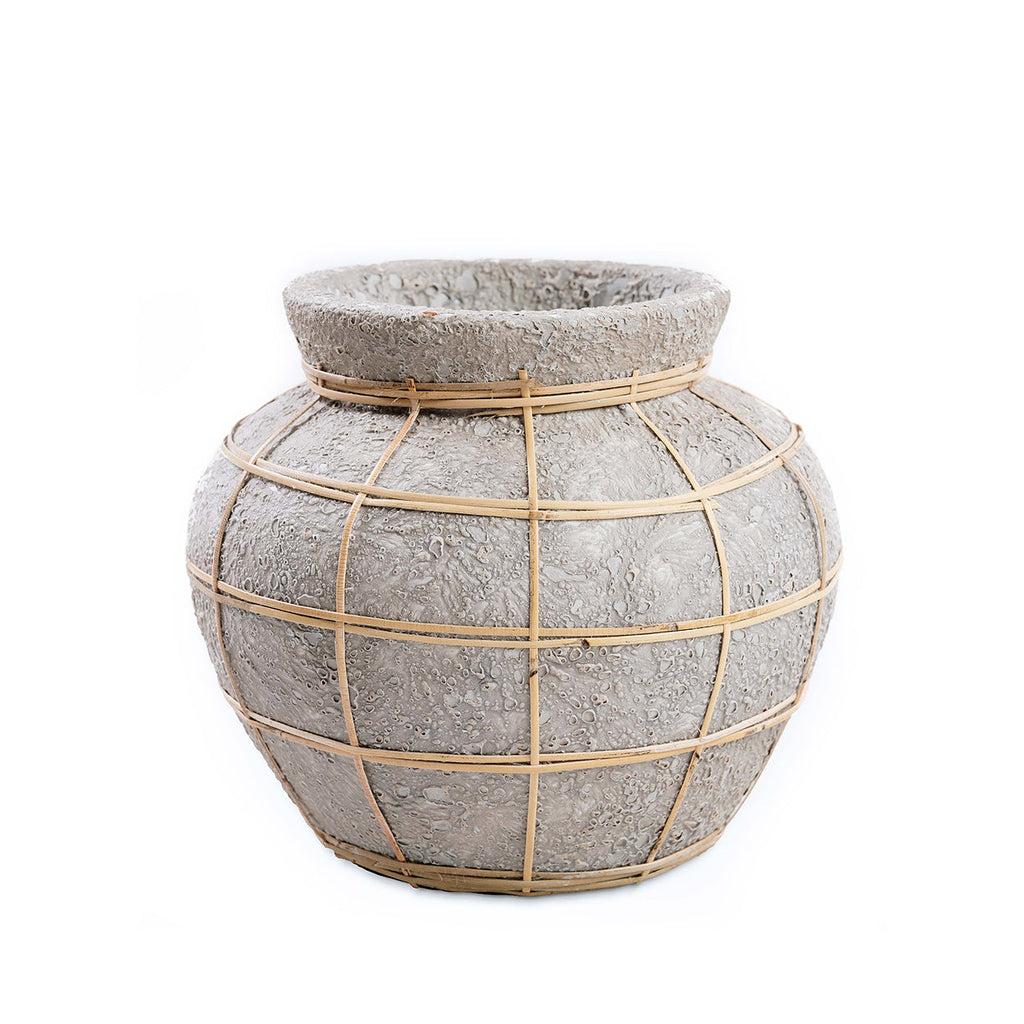 Vase aus grau-beiger Terrakotta mit Rattan-Detail in roher Betonoptik – H23 cm