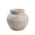 Vase aus grau-beiger Terrakotta mit Rattan-Detail in roher Betonoptik – H23 cm
