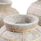 Vase aus grau-beiger Terrakotta mit Rattan-Detail in roher Betonoptik – H23 cm
