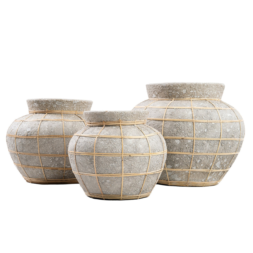 Vase aus grau-beiger Terrakotta mit Rattan-Detail in roher Betonoptik – H23 cm