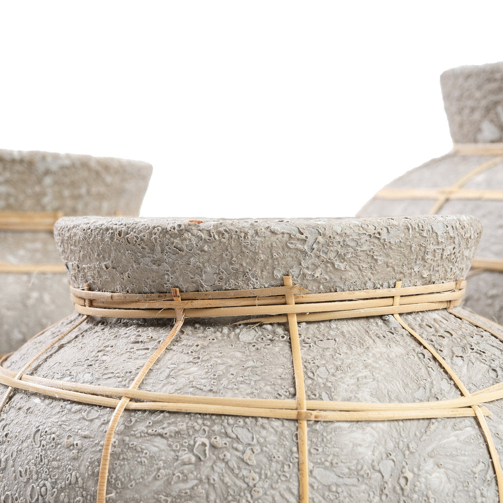 Vase aus grau-beiger Terrakotta mit Rattan-Detail in roher Betonoptik – H23 cm