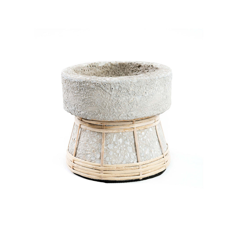 Kerzenhalter aus Terrakotta und Rattan in Betongrau 12 cm