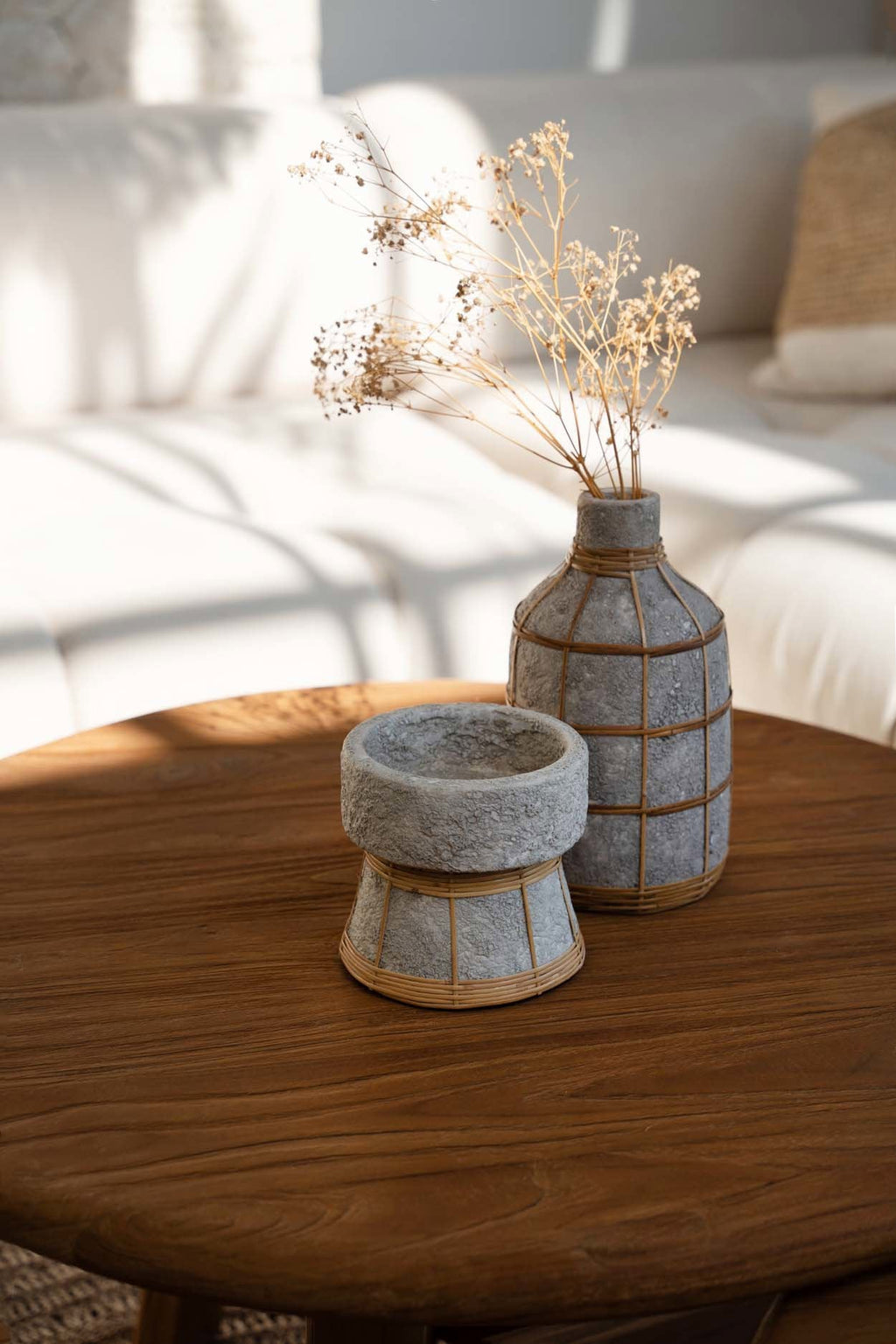 Kerzenhalter aus Terrakotta und Rattan in Betongrau 12 cm