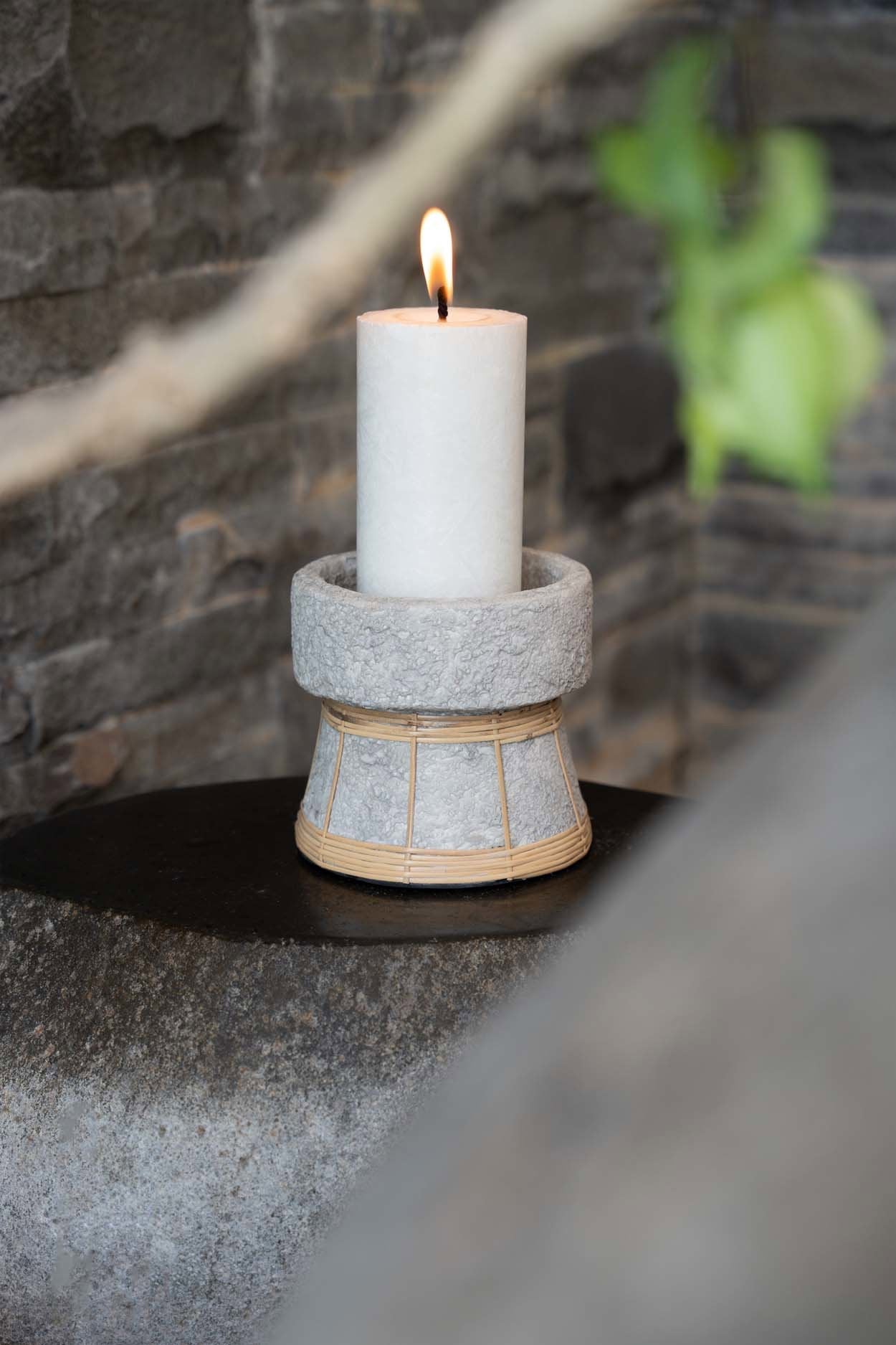 Kerzenhalter aus Terrakotta und Rattan in Betongrau 12 cm