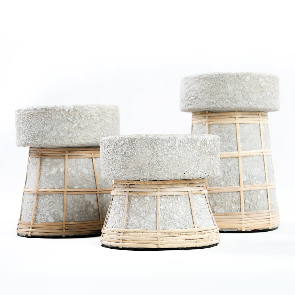 Kerzenhalter aus Terrakotta und Rattan in Betongrau 12 cm
