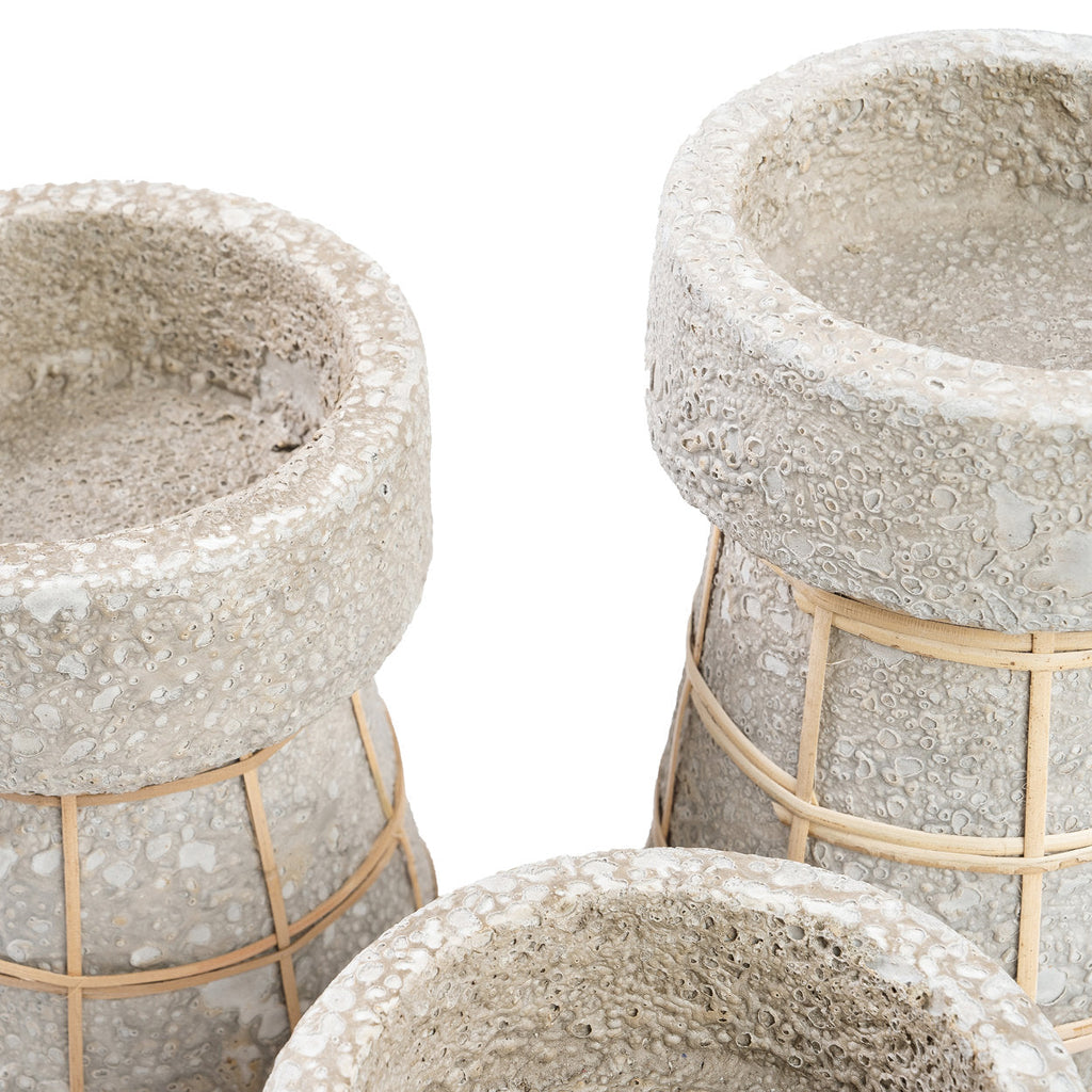 Kerzenhalter aus Terrakotta und Rattan in Betongrau 12 cm