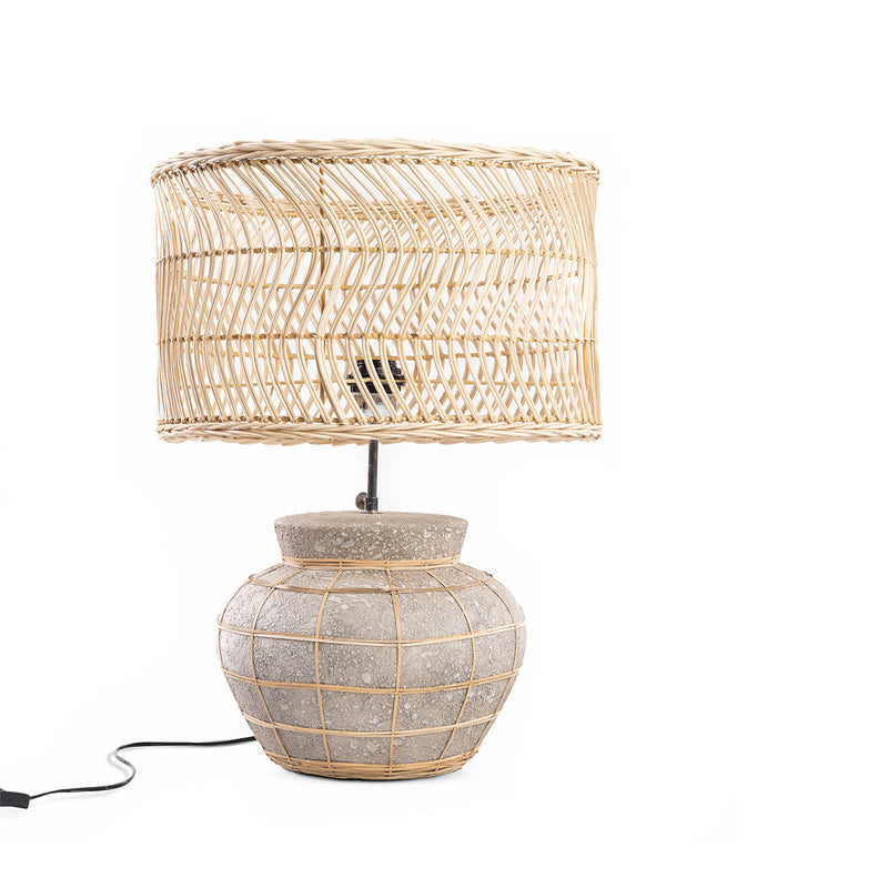 Tischlampe in Beton-Optik mit geflochtenem Rattan in Naturgrau – H48 cm
