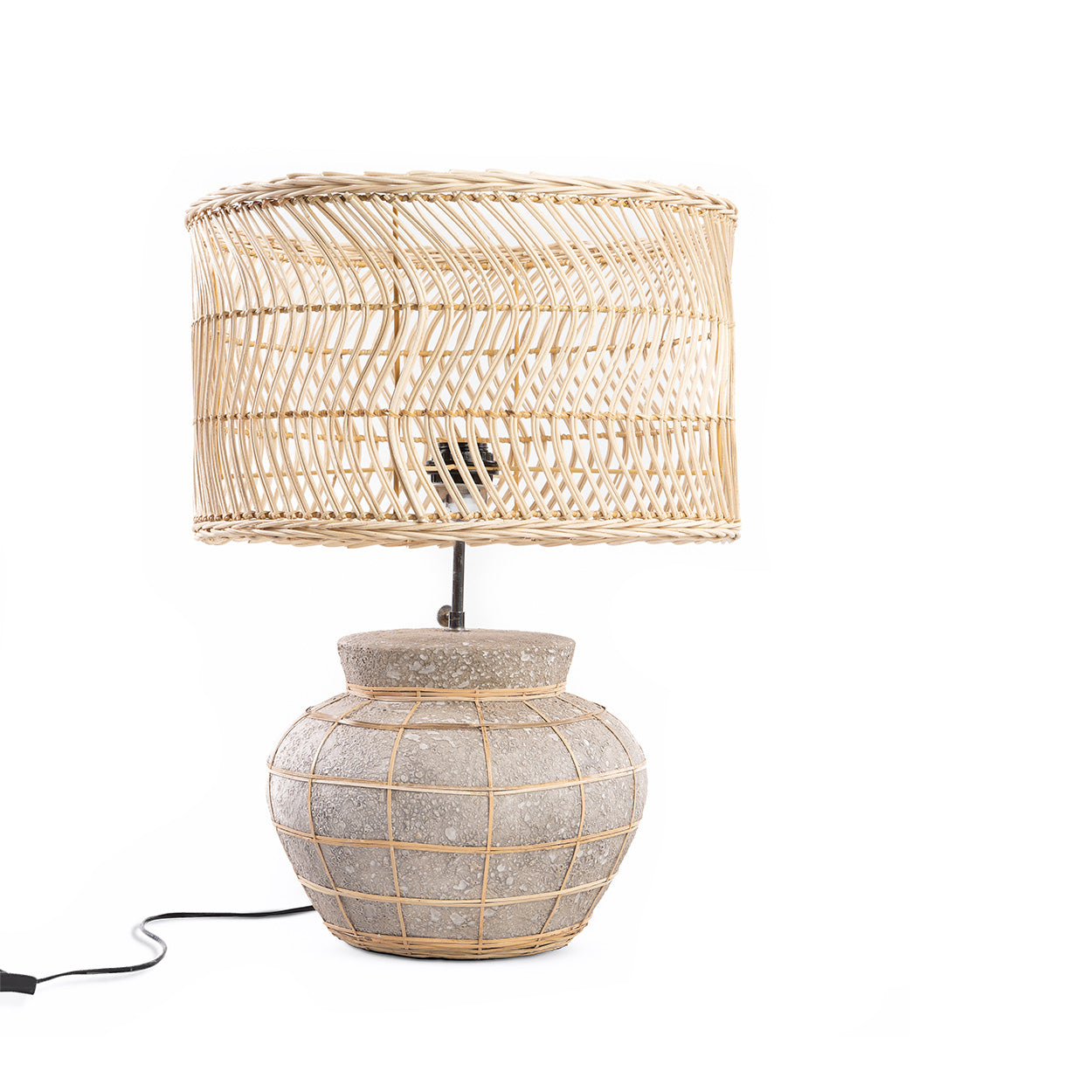 Tischlampe in Beton-Optik mit geflochtenem Rattan in Naturgrau – H48 cm