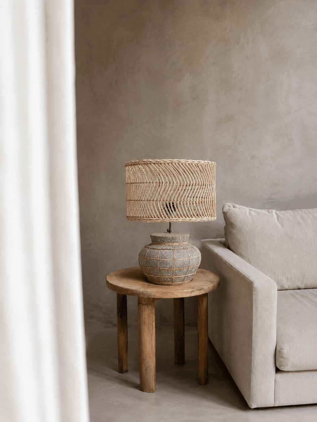 Tischlampe in Beton-Optik mit geflochtenem Rattan in Naturgrau – H48 cm