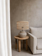 Tischlampe in Beton-Optik mit geflochtenem Rattan in Naturgrau – H48 cm