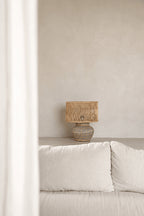 Tischlampe in Beton-Optik mit geflochtenem Rattan in Naturgrau – H48 cm