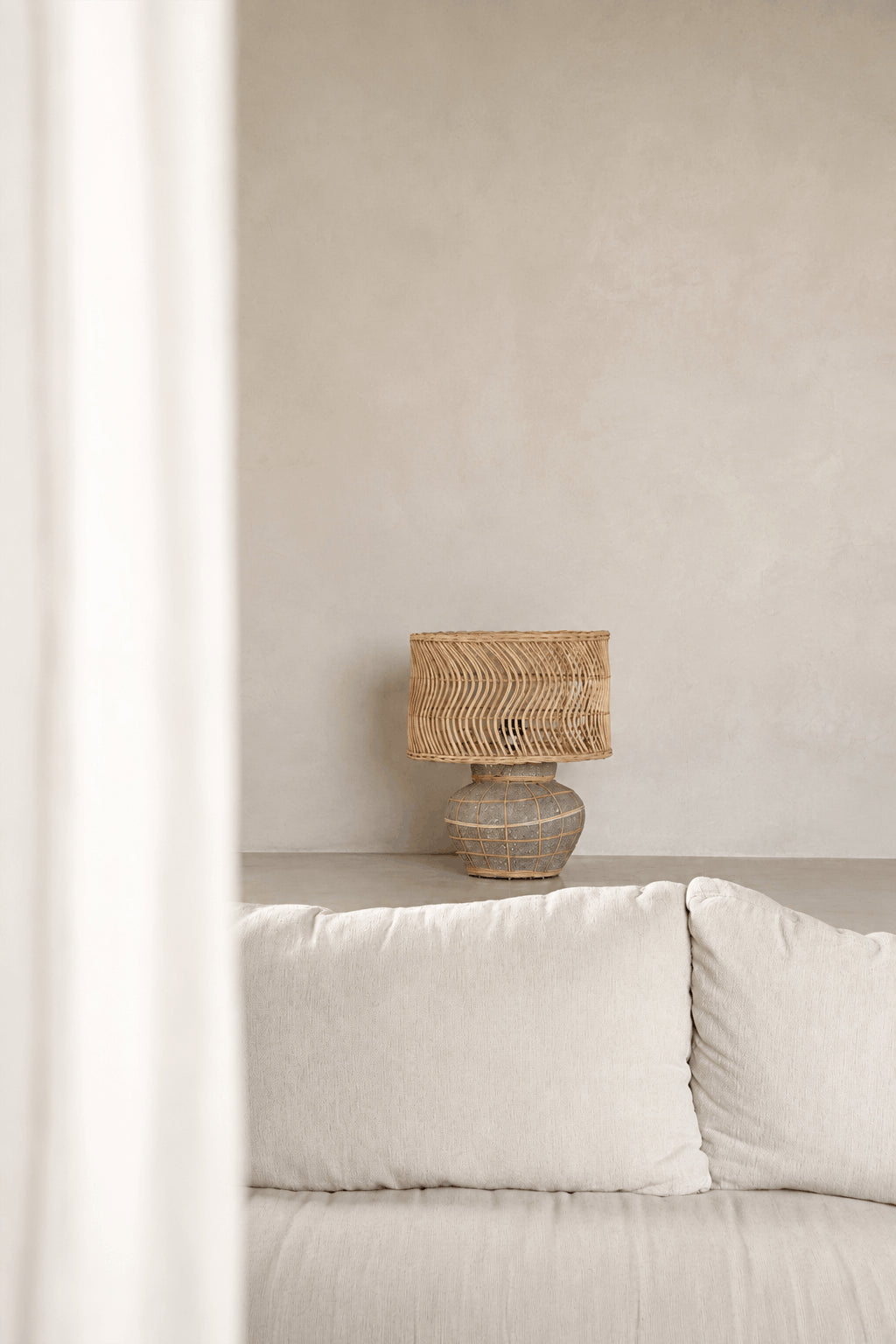 Tischlampe in Beton-Optik mit geflochtenem Rattan in Naturgrau – H48 cm