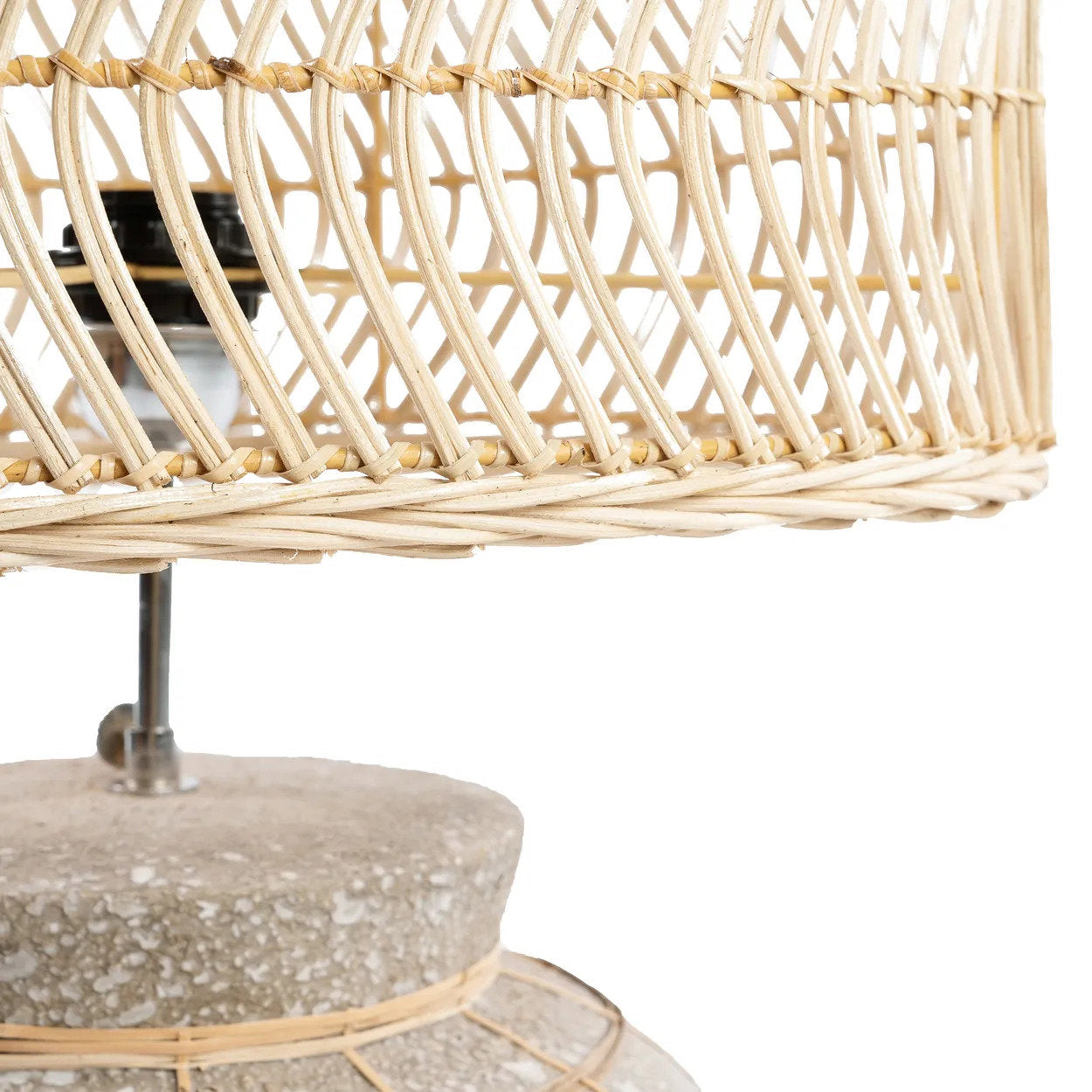 Tischlampe in Beton-Optik mit geflochtenem Rattan in Naturgrau – H48 cm