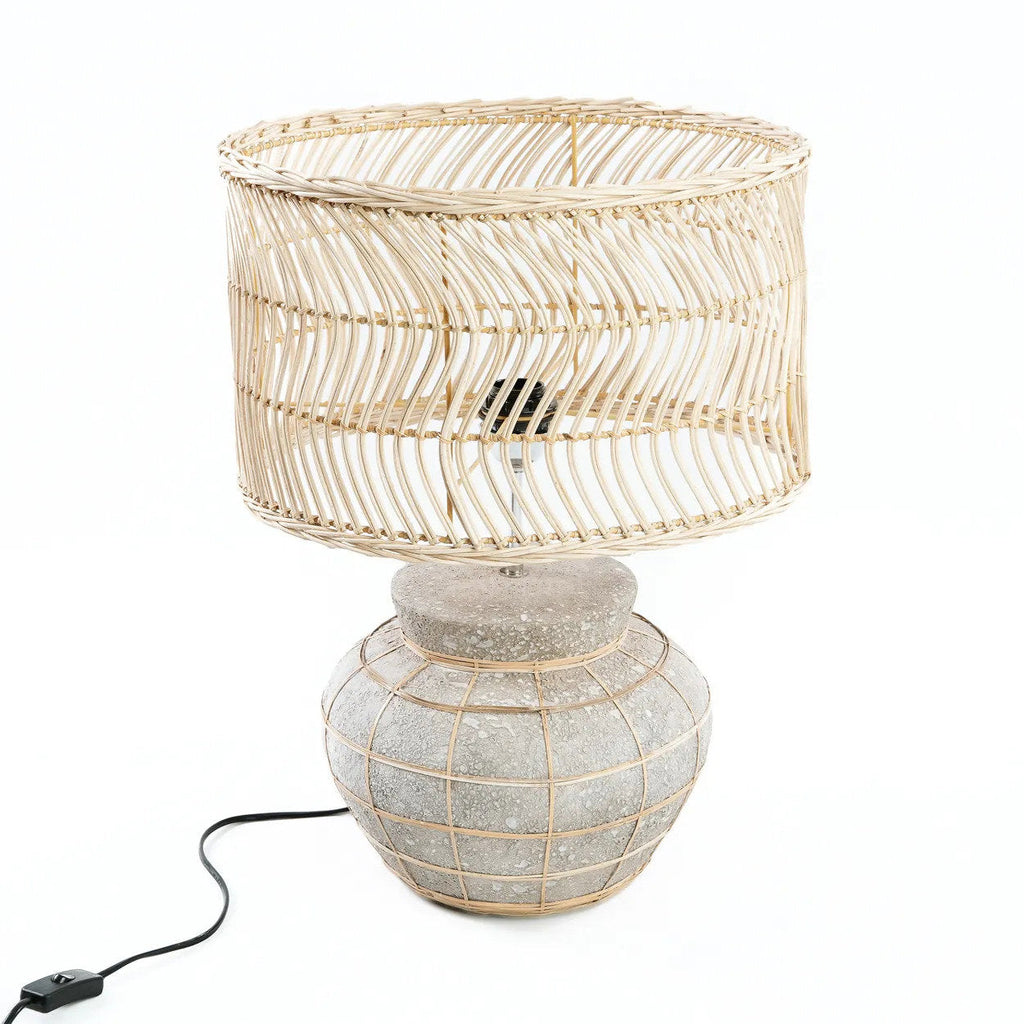 Tischlampe in Beton-Optik mit geflochtenem Rattan in Naturgrau – H48 cm