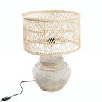 Tischlampe in Beton-Optik mit geflochtenem Rattan in Naturgrau – H48 cm