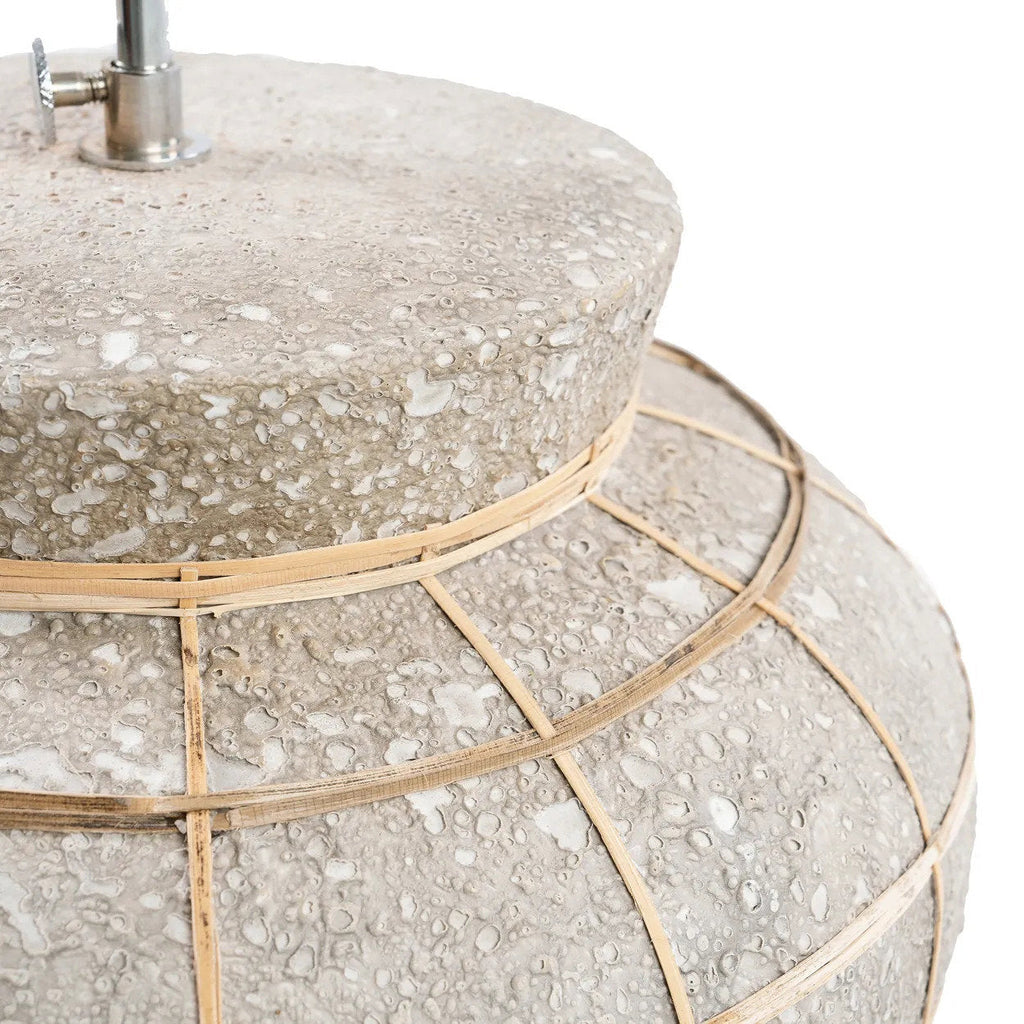 Tischlampe in Beton-Optik mit geflochtenem Rattan in Naturgrau – H48 cm