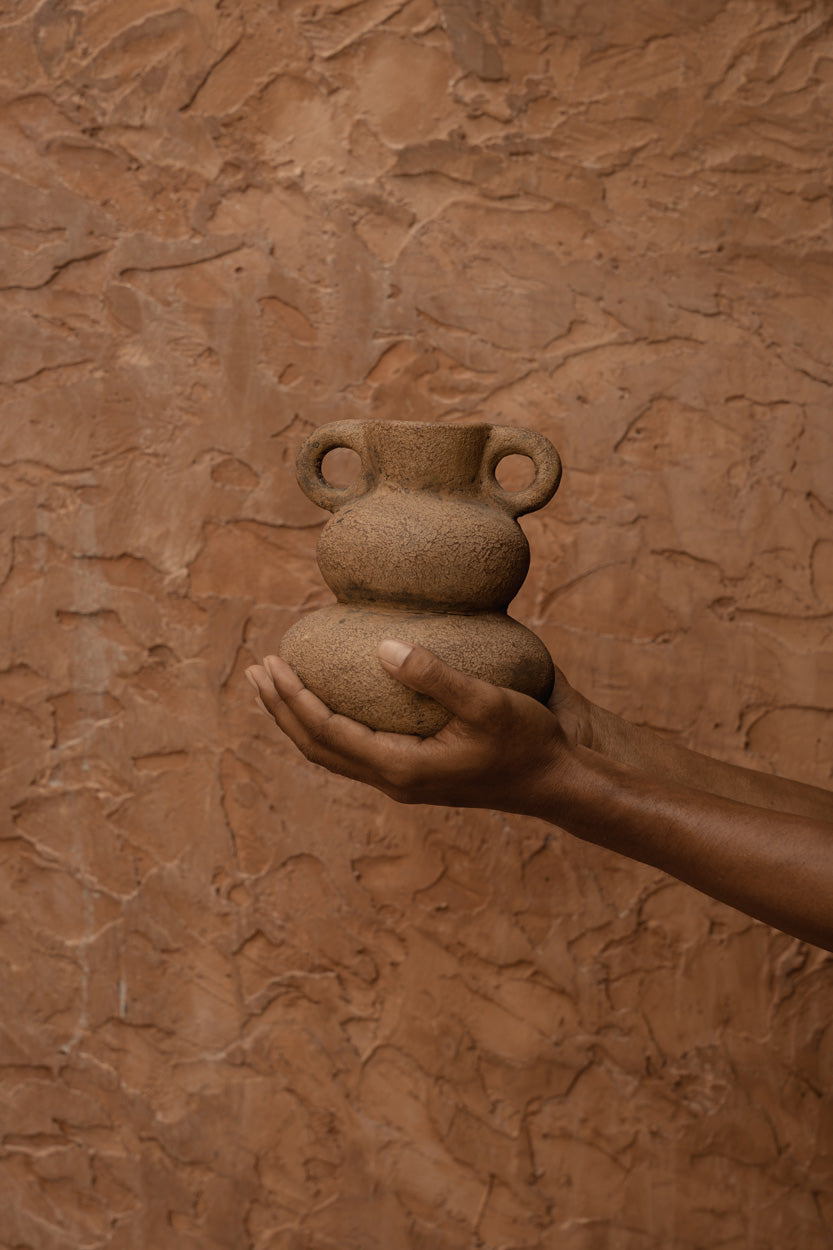 Keramikvase in Sand mit Henkeln, patiniert – H18 cm - S