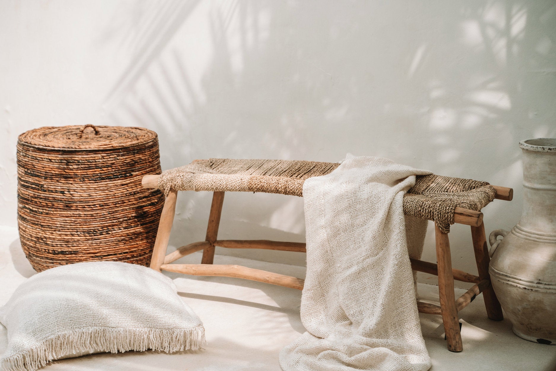 Banc en bois et fibre tressée naturel pour intérieur ou terrasse – 110x40 cm