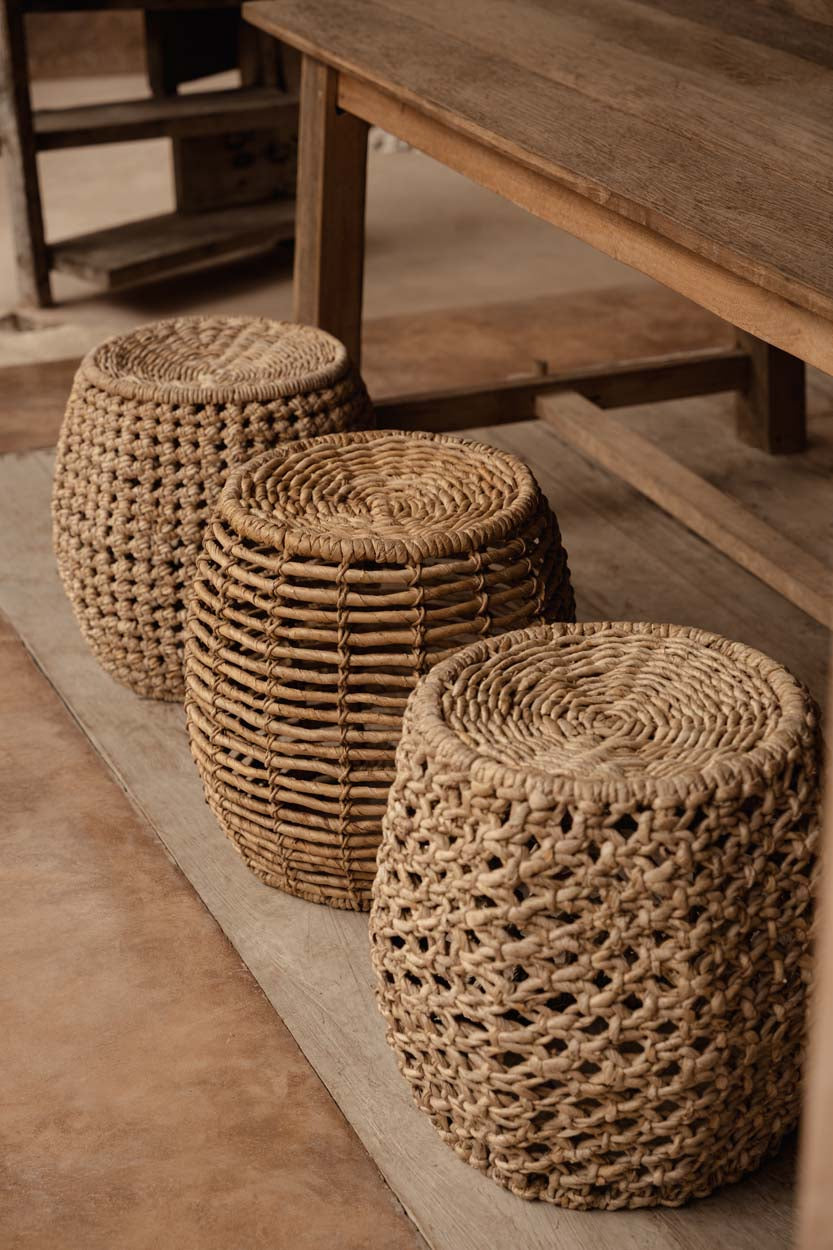 Hocker aus geflochtenem Bananenblatt in Honigfarbe, durchbrochen – H45 cm