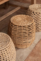 Hocker aus geflochtenem Bananenblatt in Honigfarbe, durchbrochen – H45 cm