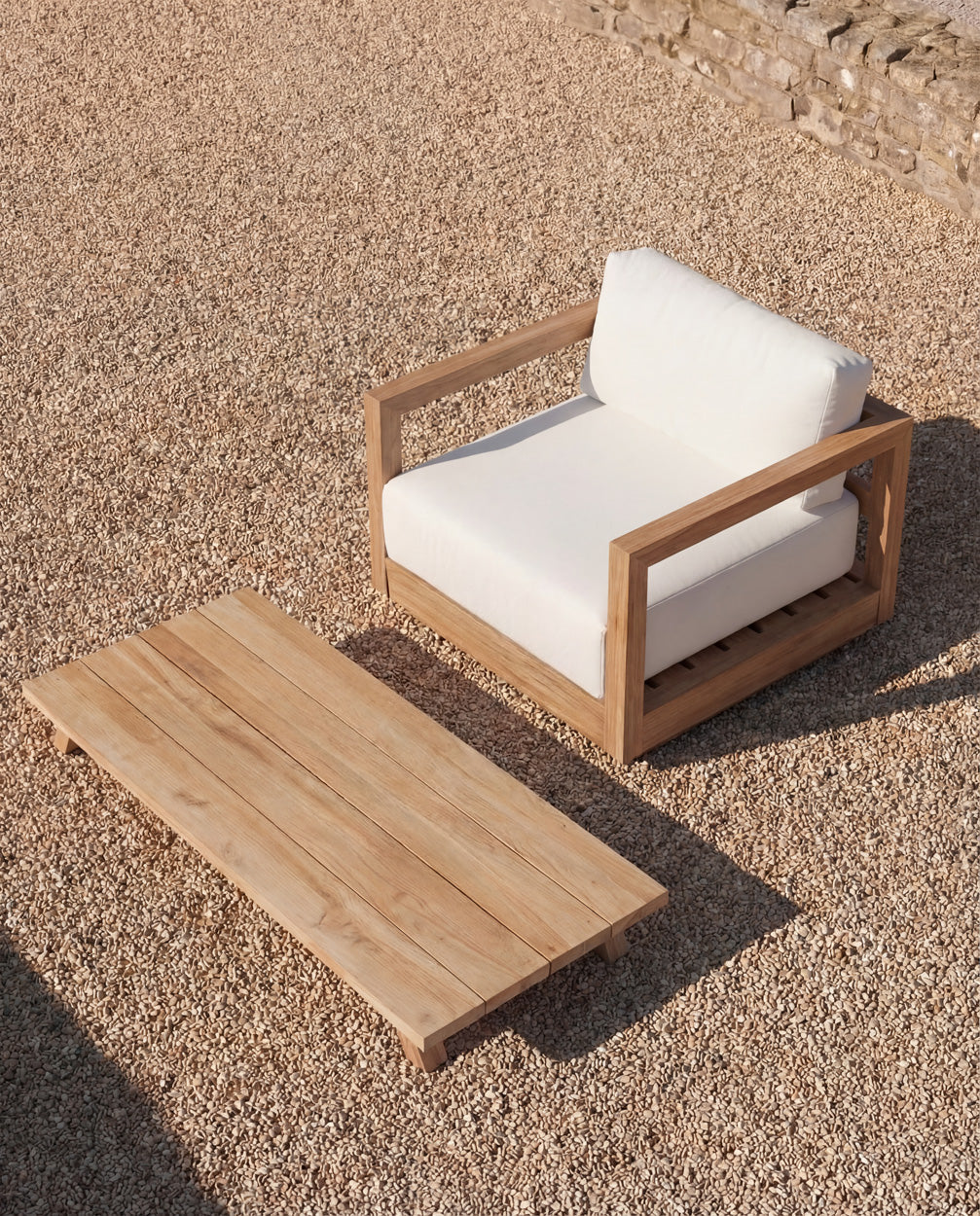 Sessel aus recyceltem Teak mit weißen Kissen für Außenbereich oder Wintergarten – 85x77 cm