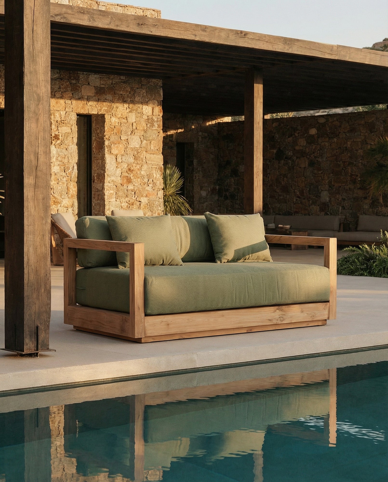 Gartensofa aus wiederverwertetem Teakholz mit olivgrünen Kissen – 2-Sitzer