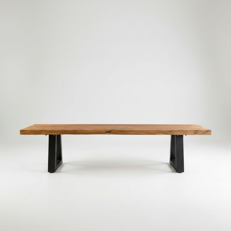 Bank aus recyceltem Teakholz mit schwarzen Metallfüßen, rechteckig – 220x100 cm