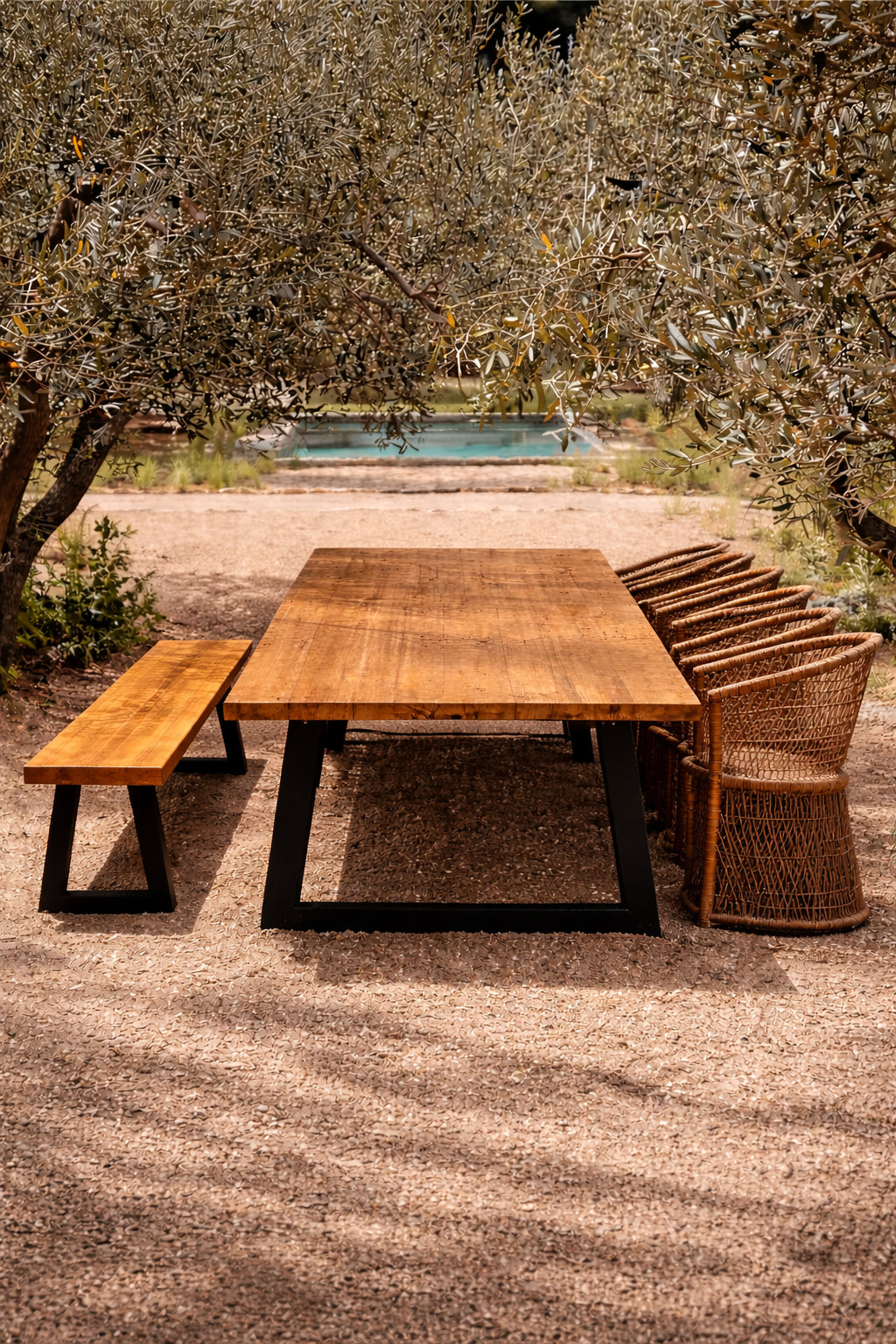 Bank aus recyceltem Teakholz mit schwarzen Metallfüßen, rechteckig – 220x100 cm