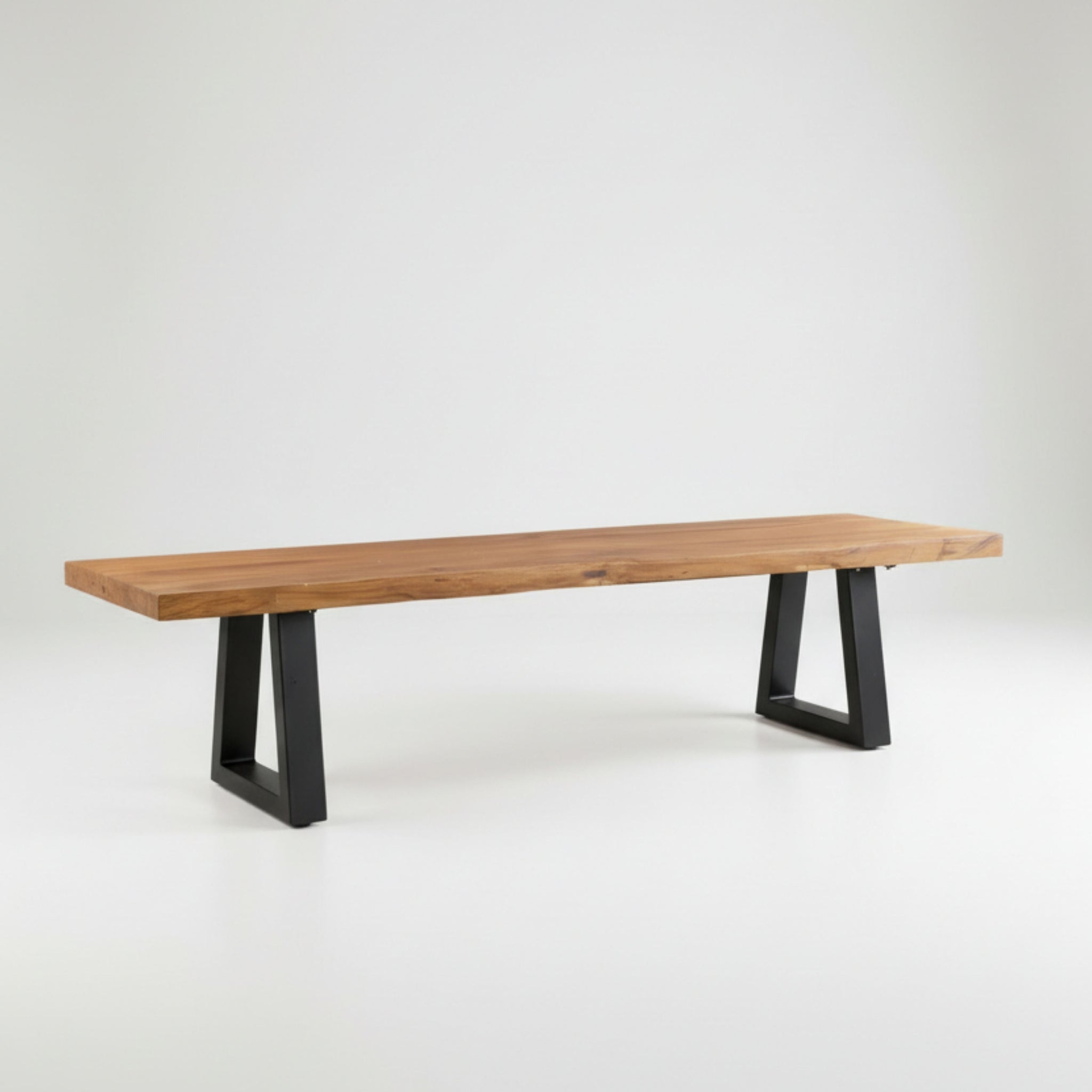 Bank aus recyceltem Teakholz mit schwarzen Metallfüßen, rechteckig – 220x100 cm