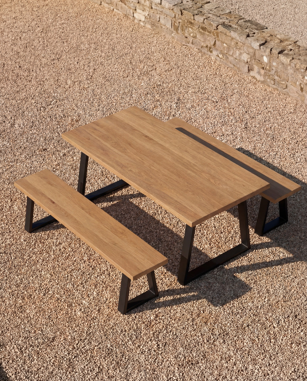 Bank aus recyceltem Teakholz mit schwarzen Metallfüßen, rechteckig – 220x100 cm
