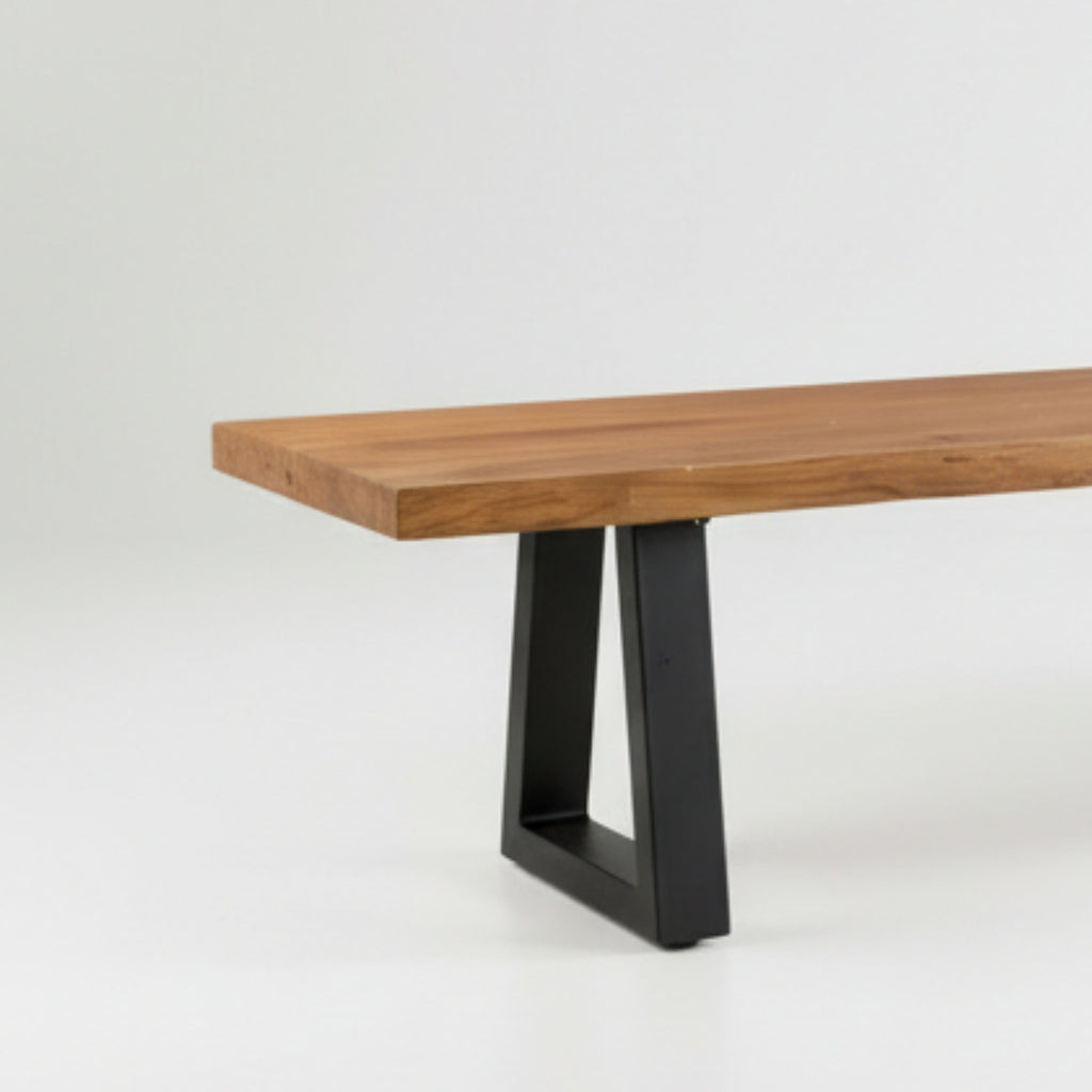 Bank aus recyceltem Teakholz mit schwarzen Metallfüßen, rechteckig – 280x110 cm