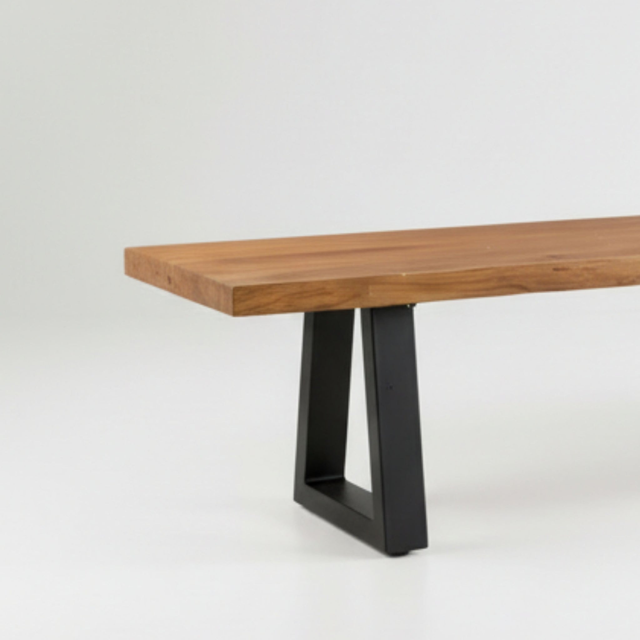 Bank aus recyceltem Teakholz mit schwarzen Metallfüßen, rechteckig – 280x110 cm