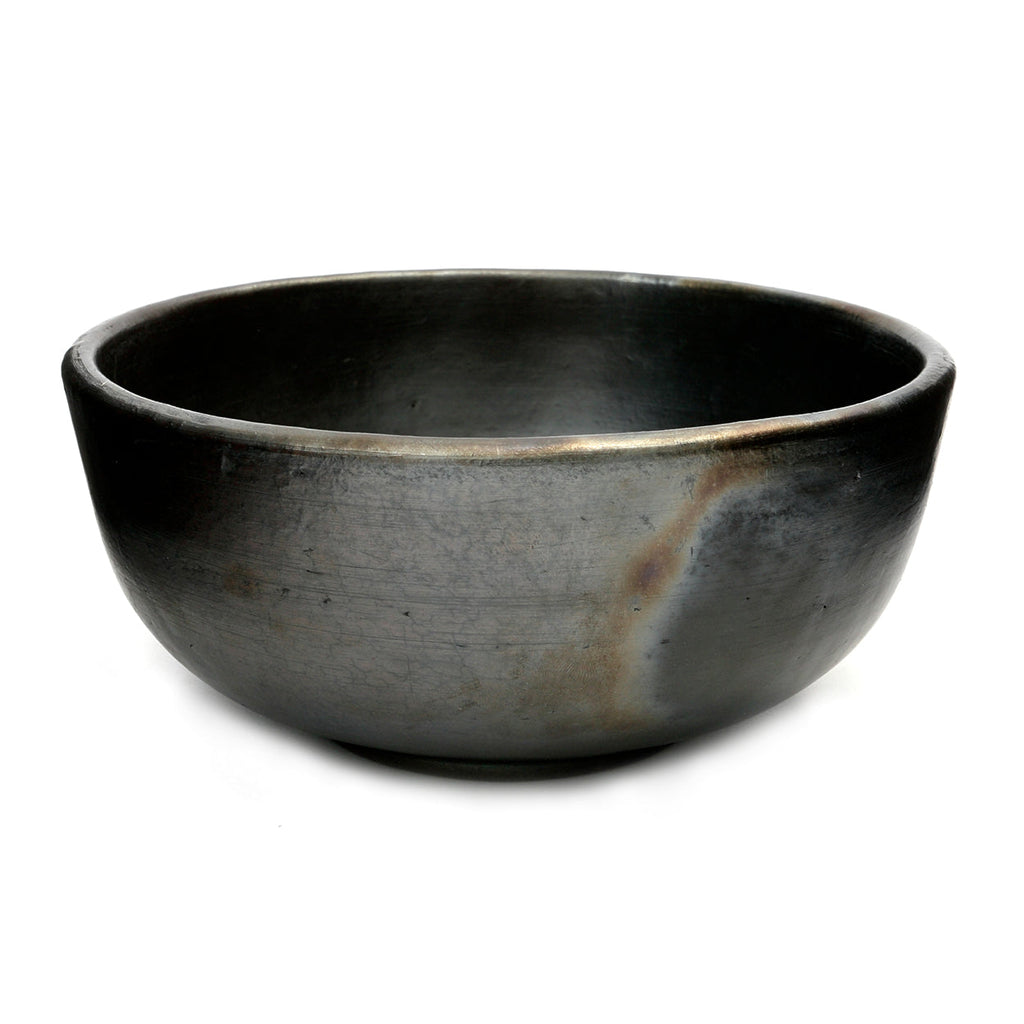 Runde Schale aus gebrannter Terrakotta in Schwarz mit schillerndem Finish