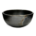 Runde Schale aus gebrannter Terrakotta in Schwarz mit schillerndem Finish