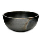 Runde Schale aus gebrannter Terrakotta in Schwarz mit schillerndem Finish